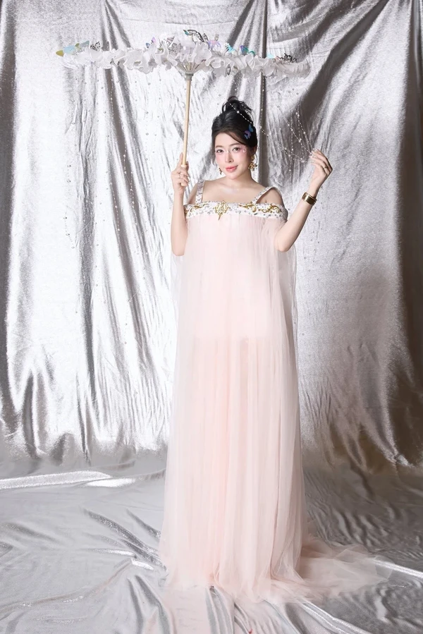 Hình Linh Barbie kiêu sa lộng lẫy
