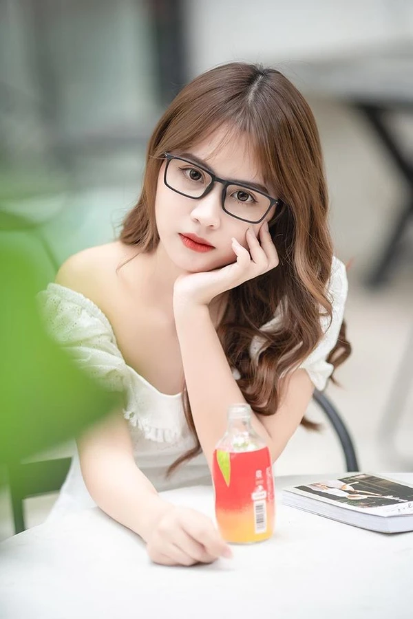 Ảnh cô gái đeo kính xinh đẹp duyên dáng