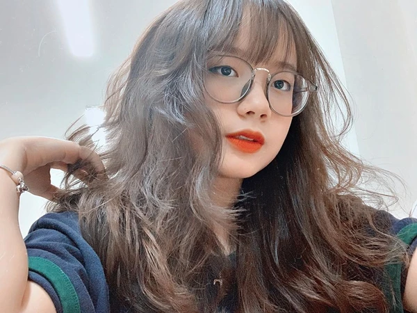 Ảnh gái xinh đeo kính dịu dàng thanh lịch
