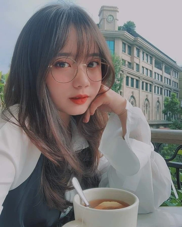 Ảnh gái xinh đeo kính tinh tế sang trọng