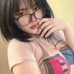 Gái xinh đeo kính ảnh duyên dáng mỏng manh