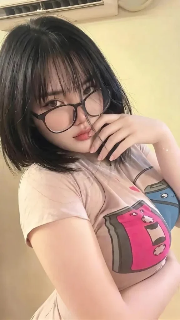 Gái xinh đeo kính ảnh duyên dáng mỏng manh