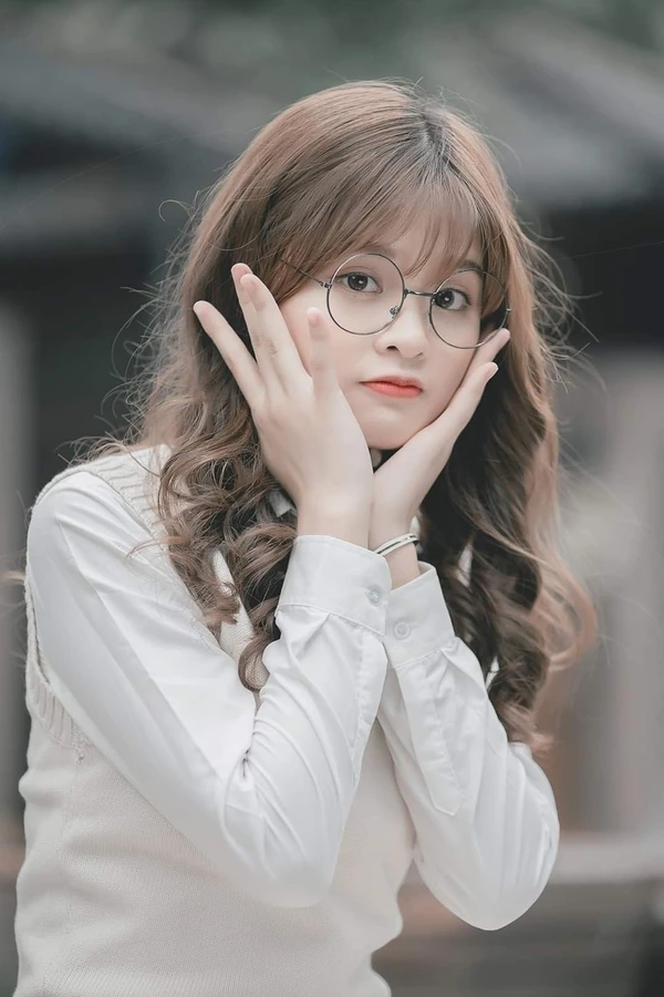 Hình gái xinh đeo kính ngọt ngào e ấp