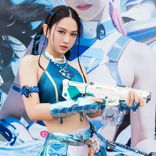 Lê Bống mặc đồ cosplay cực xinh