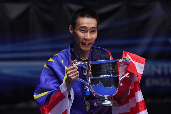 ảnh lee chong wei ngầu cầm cúp 