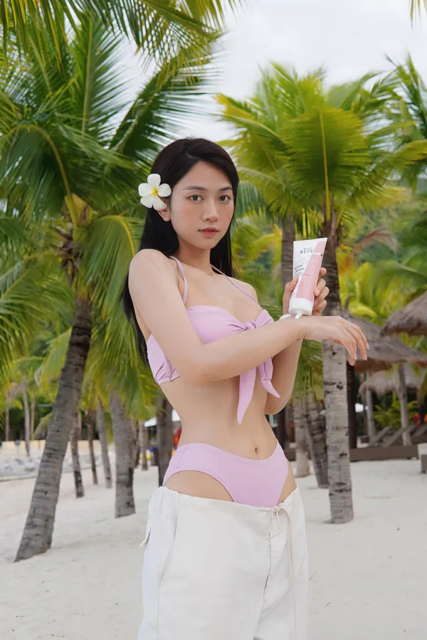 Lê Bống bikini năng động ngoài trời. 