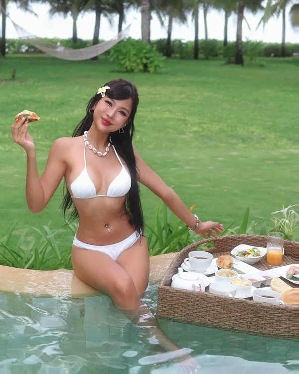 Ngô Ngọc Hòa và bikini thời thượng. 