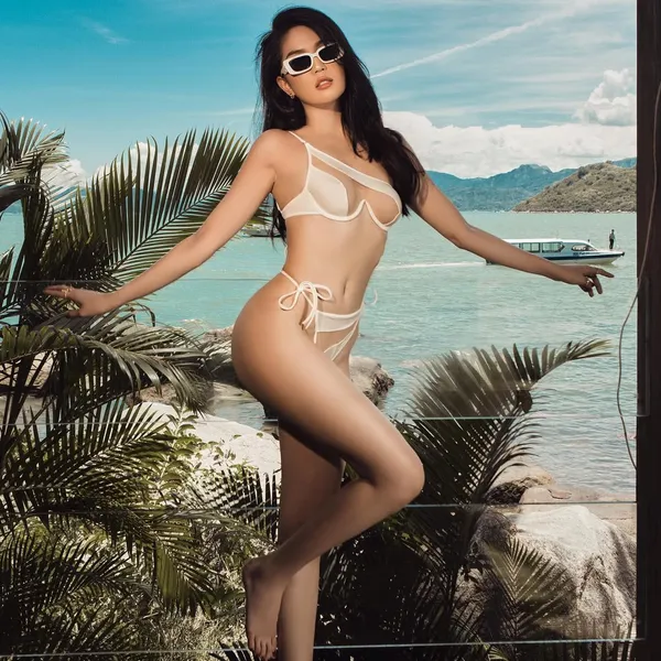 Ngọc Trinh bikini nóng bỏng 