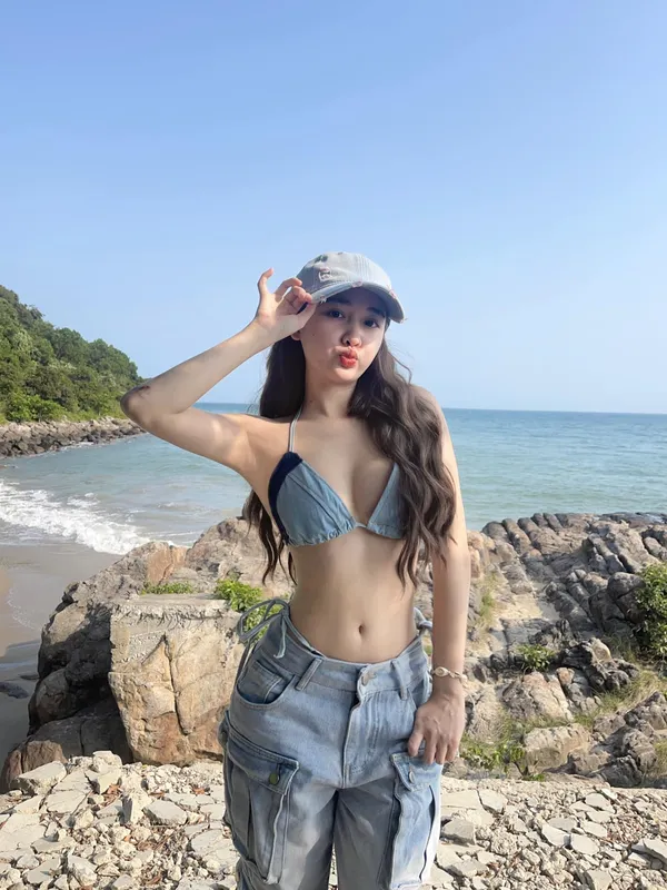 ngoại hình của Vũ Thị Khánh Huyền bikini rất đáng yêu. 