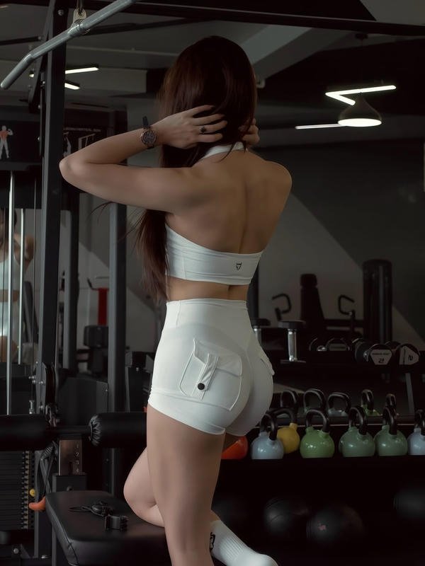 Ảnh gái xinh tập gym mông to căng mọng