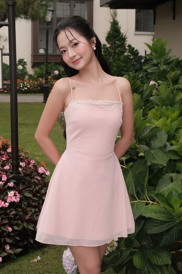 Ảnh người đẹp mặc đồ pinky trẻ trung rạng rỡ