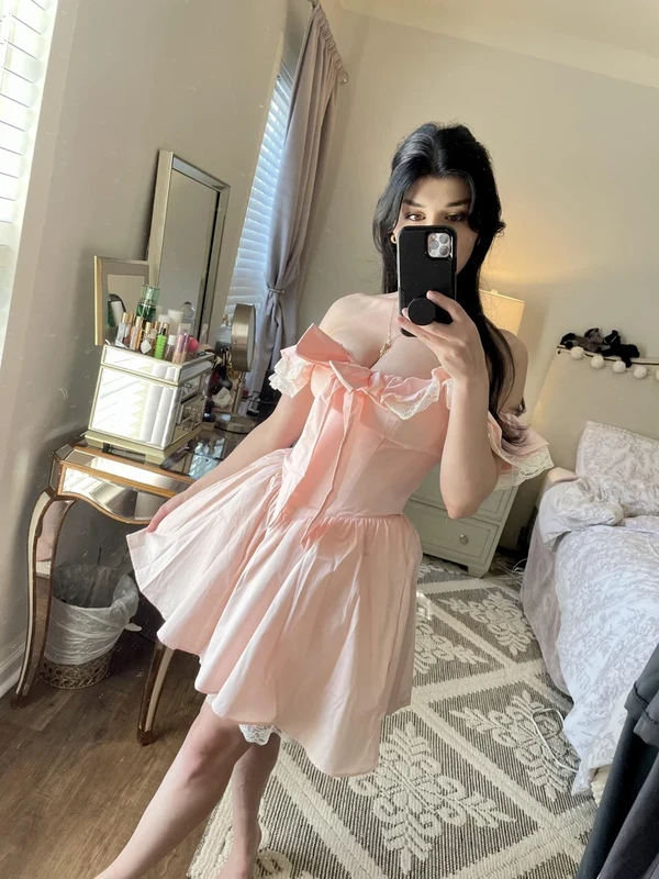 Hình người đẹp trong đồ pinky ngọt ngào duyên dáng