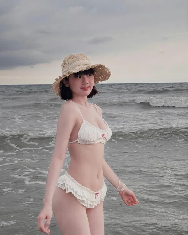 Ảnh gái xinh bikini đa dạng 