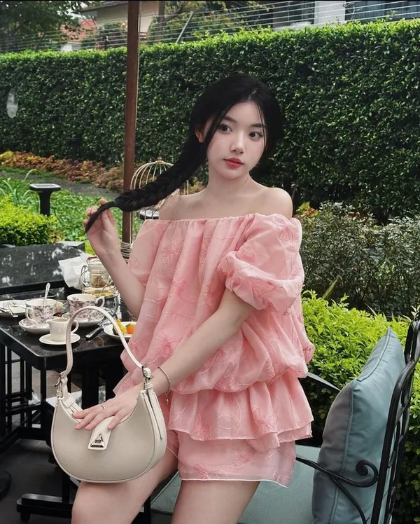 Hình ảnh gái xinh duyên dáng với pinky. 