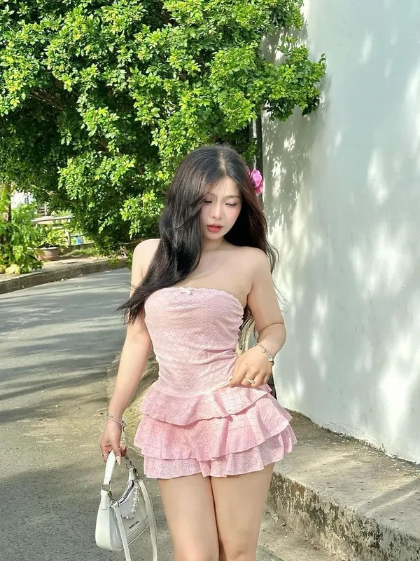 Hình ảnh gái xinh rạng rỡ trong bộ đồ pinky. 