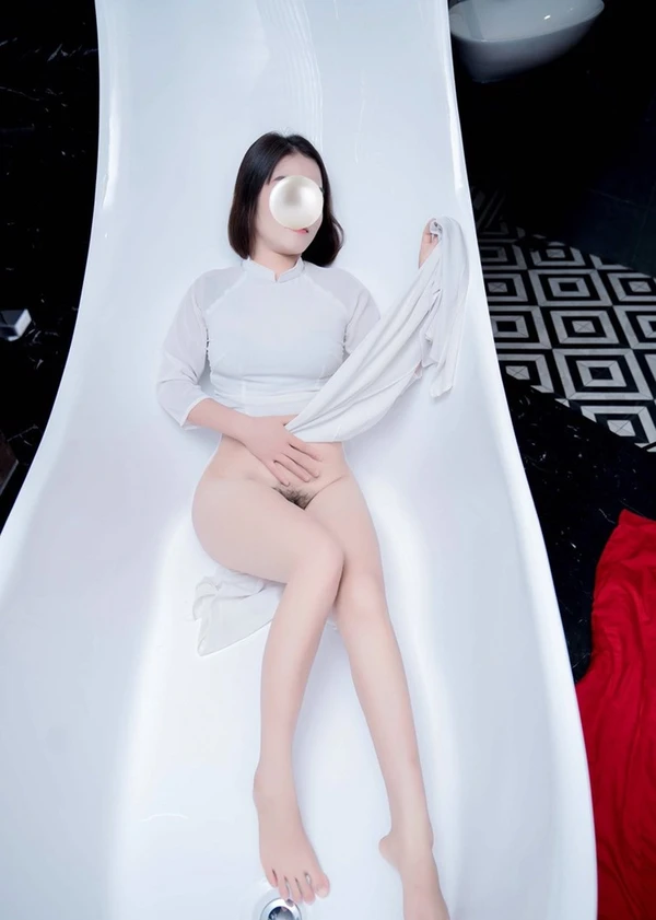 Áo dài nude ấn tượng