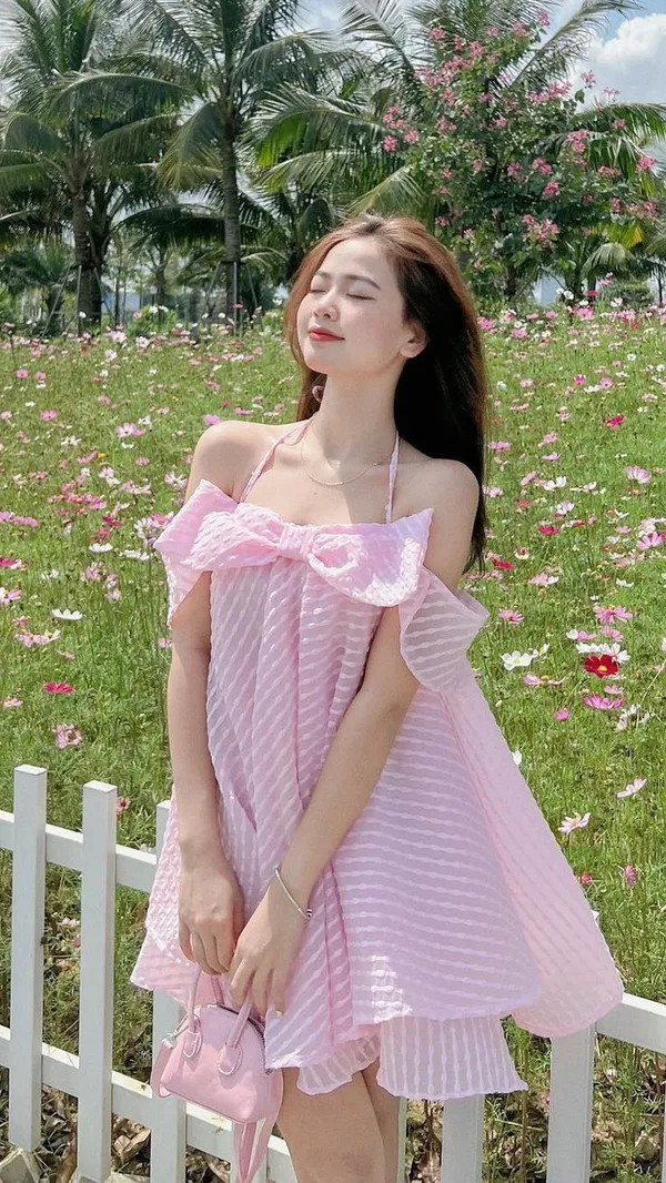 Ảnh gái xinh thanh lịch khi mặc đồ pinky. 