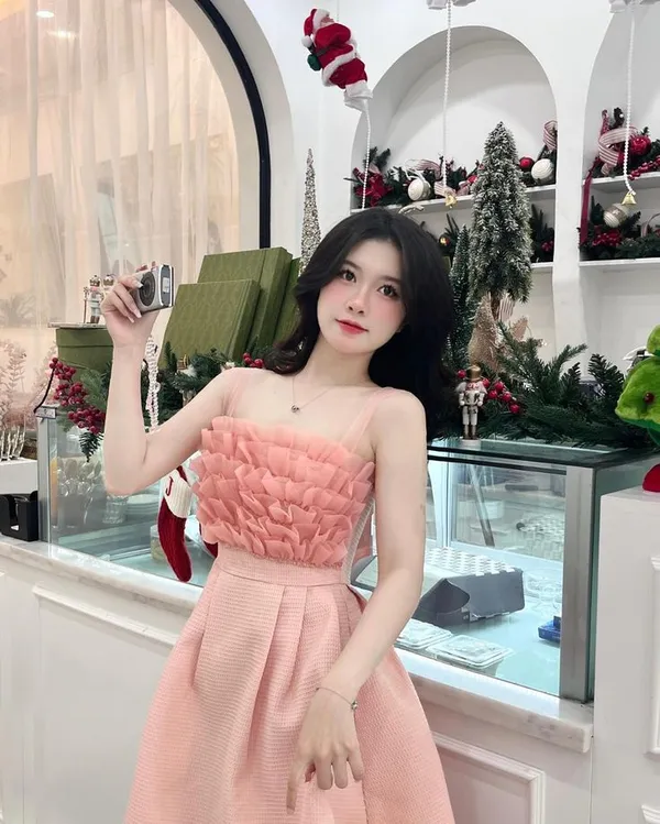 Ảnh gái xinh tươi tắn trong set đồ pinky. 