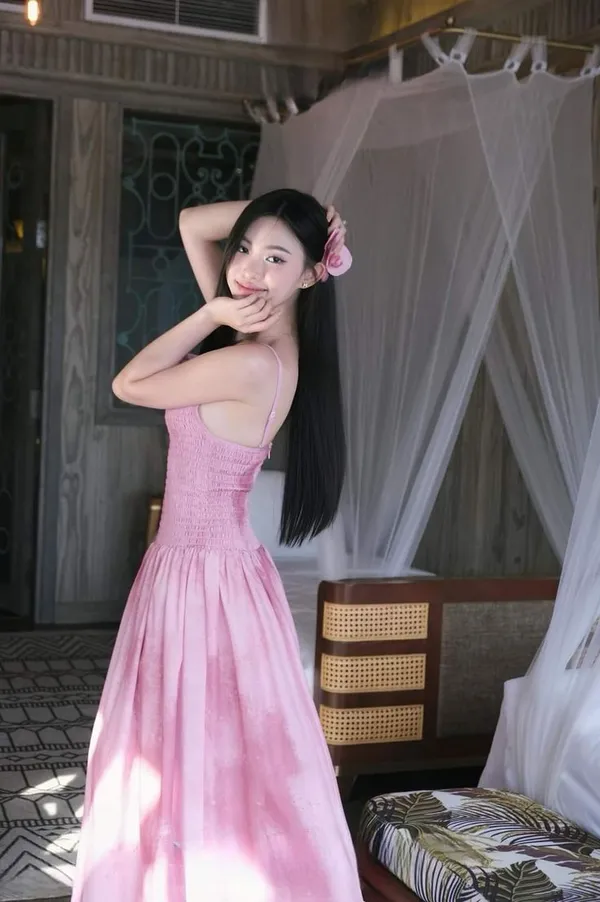 Ảnh gái xinh với phong cách mặc đồ pinky ngọt ngào. 