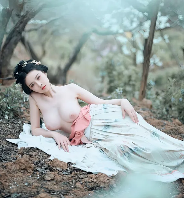 Ảnh ngực to không che hờ hững 