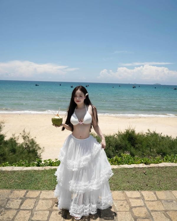 ảnh Thị Nhung sắc sảo với phong cách trang điểm nhẹ nhàng