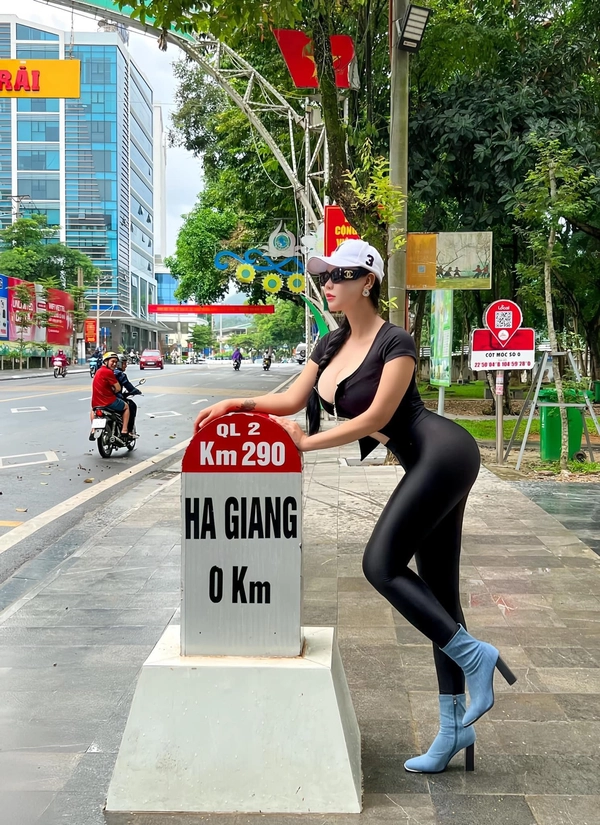 Cô nàng nóng bỏng với vòng một đầy đặn 