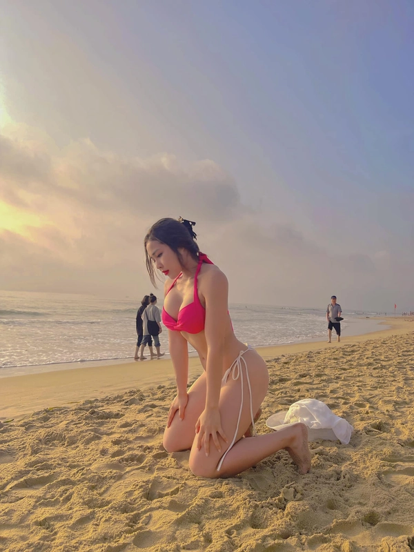 Hot girl ngực to trong trang phục bikini 