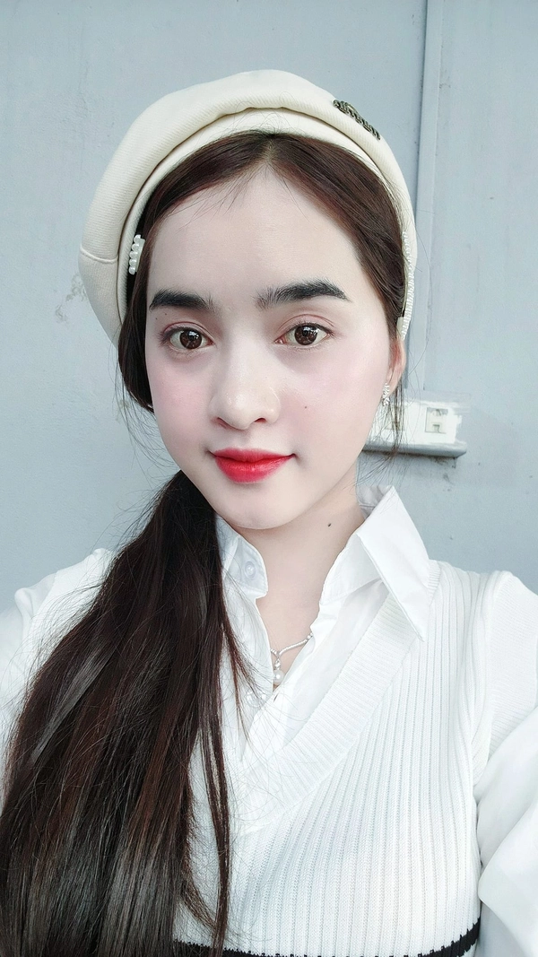 Yona Cươn trong bộ váy thanh lịch 