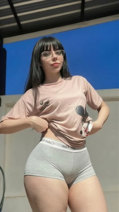 – Hot girl show hàng mông đít cuốn hút