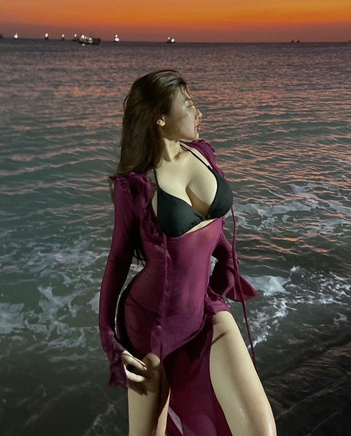 Hình gái xinh khoe ngực phóng đãng