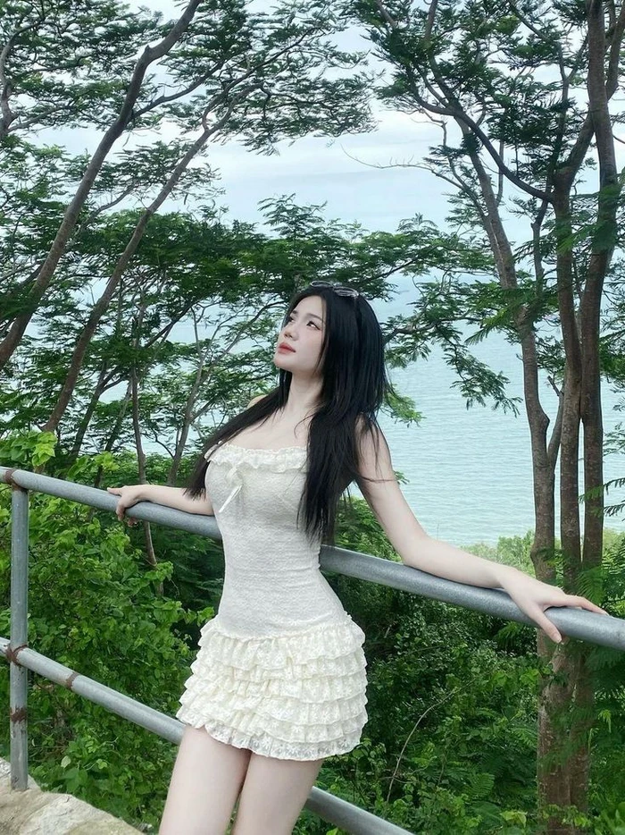 Hình gái xinh mặc váy lưới mỏng manh sexy