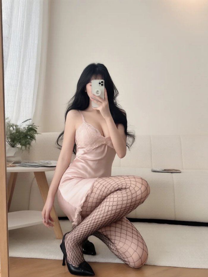 ảnh gái xinh mặc quần tất lưới phong cách trẻ trung năng động