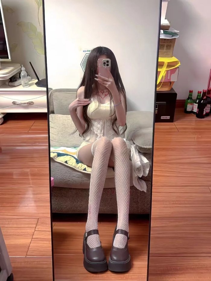 hình ảnh thời trang gái xinh mặc quần tất lưới cá tính nhẹ nhàng