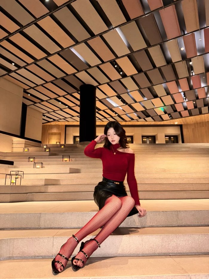 hình gái xinh mặc quần tất lưới tạo điểm nhấn trang phục