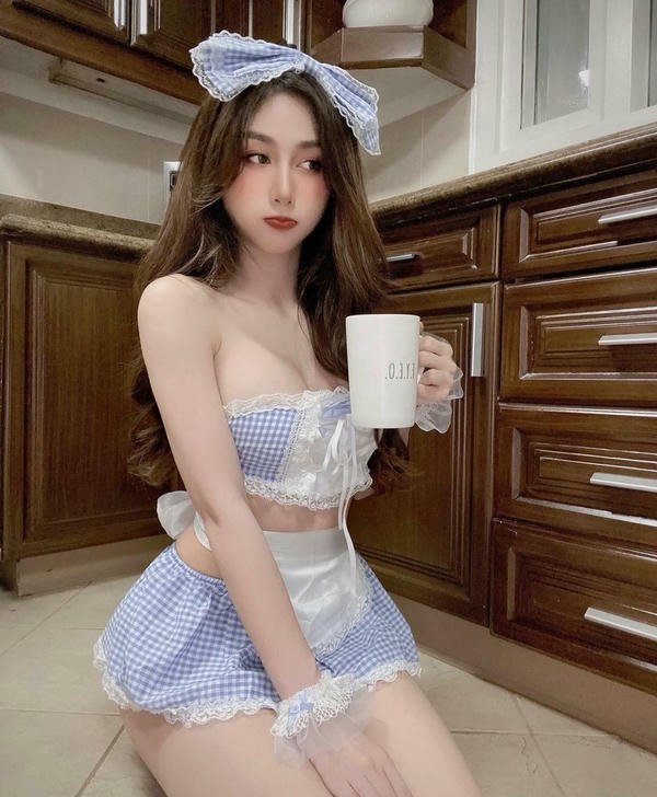 Hình chụp lén vú phập phồng