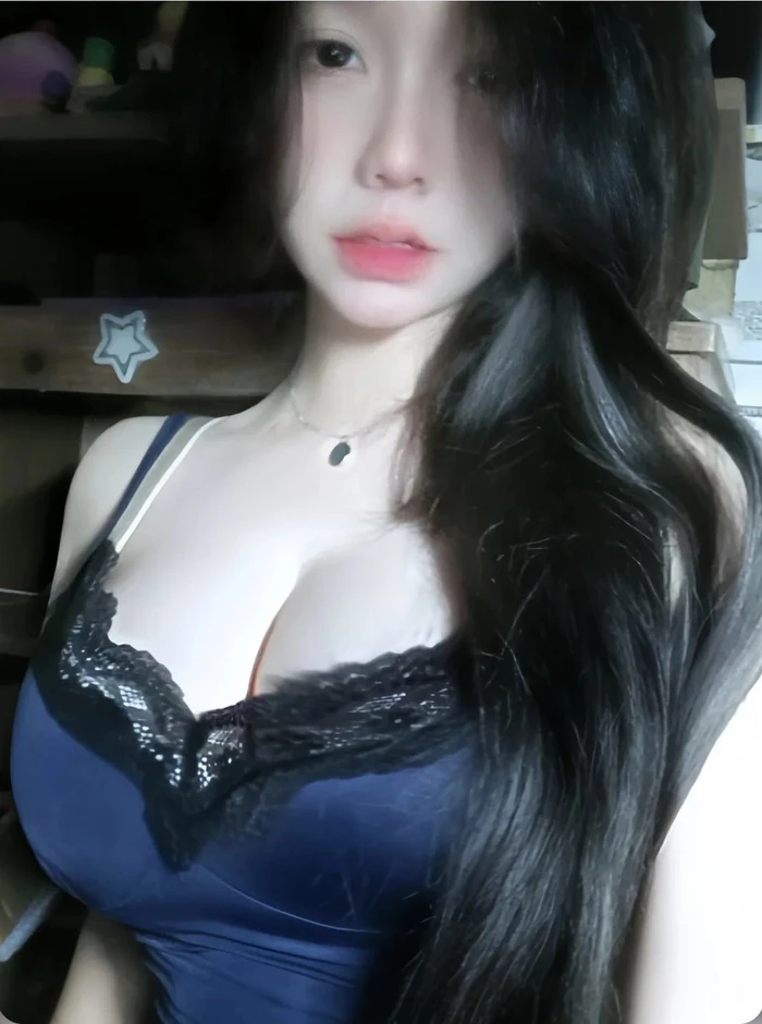 Ngực tròn căng gợi dục không che đẹp