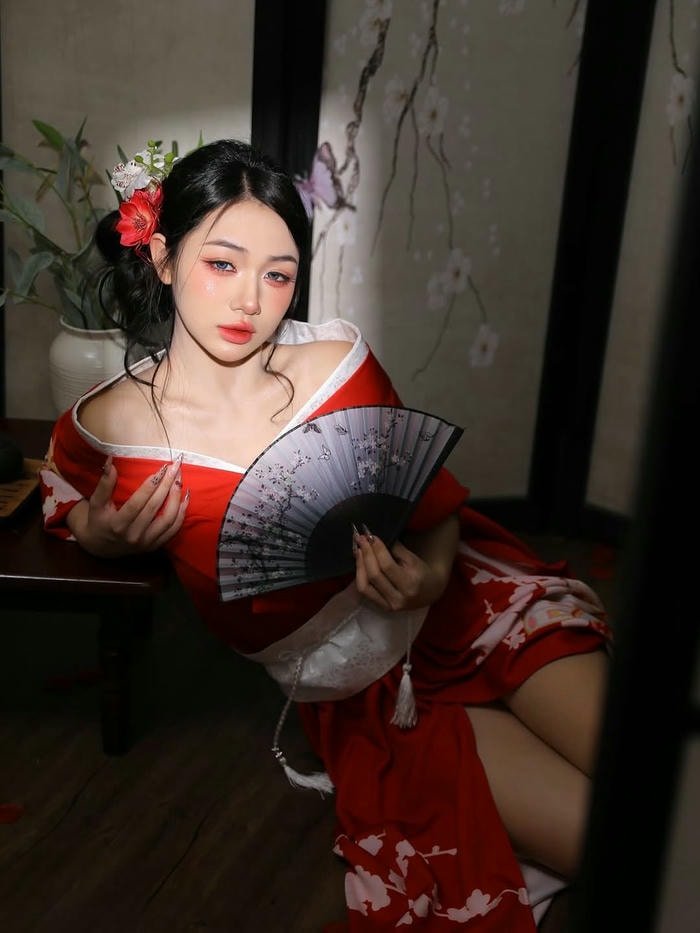 hình ảnh Trần Hà Linh dịu dàng và trẻ trung