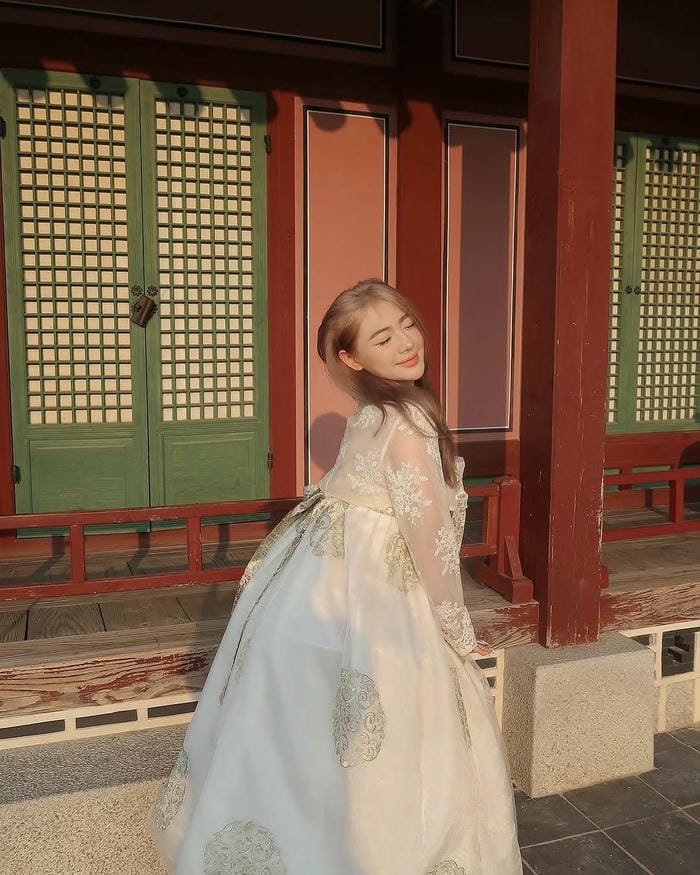 hình trong album Trần Hà Linh mới nhất