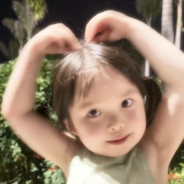 sticker thả tim vui