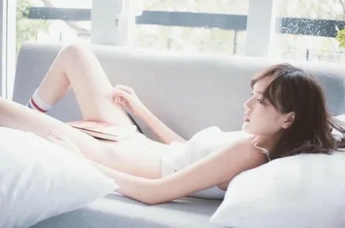 Ảnh Hải Tú nude gợi cảm che sách