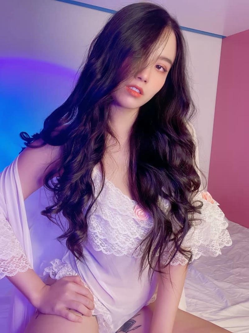 Ảnh Linh Miu bikini tạo hình quyến rũ nổi bật