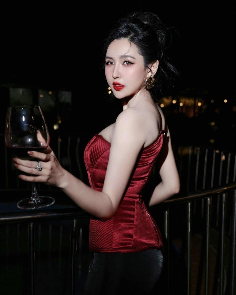 Ảnh Viên Vibi lộ hàng chụp nhanh ngoài trời tự nhiên