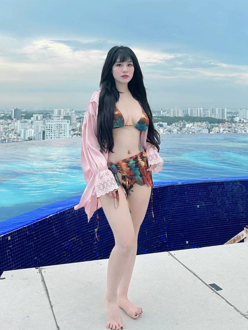 Ảnh bikini Linh Miu tạo hình nổi bật