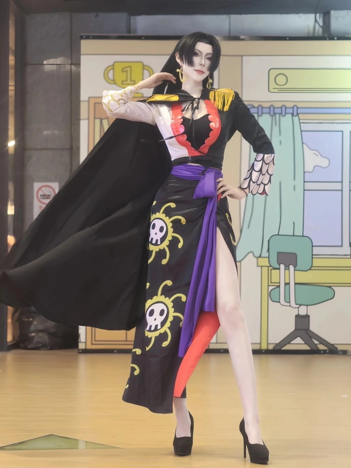 Cosplay Boa Hancock tạo dáng uyển chuyển đầy thu hút