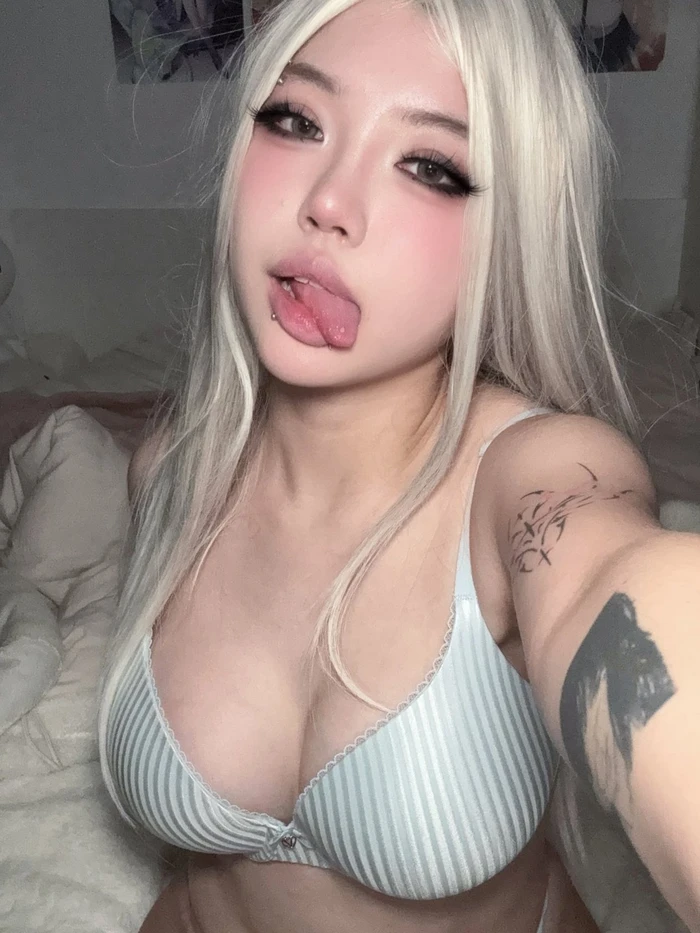 Gái xinh nude châu Âu dâm đãng