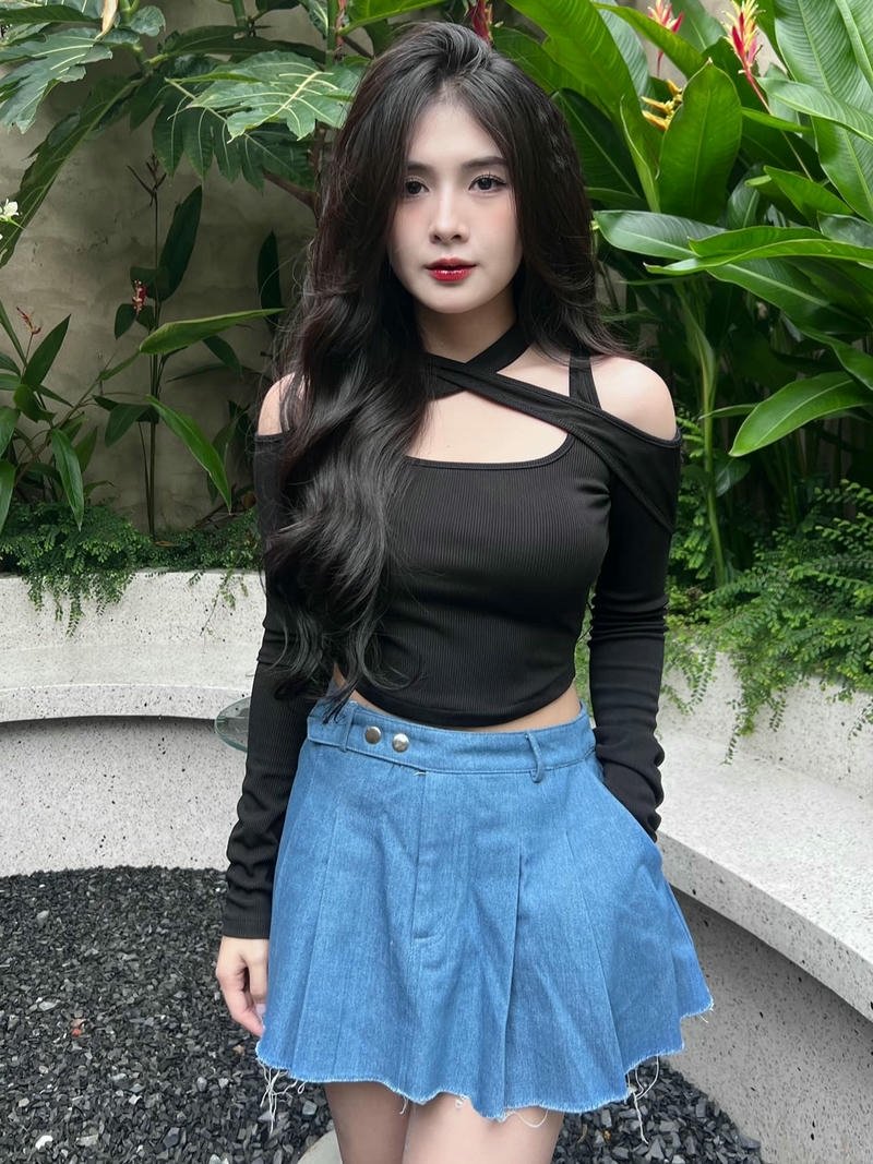 Hình Quỳnh Alee bikini sexy chụp ngoại cảnh biển xanh