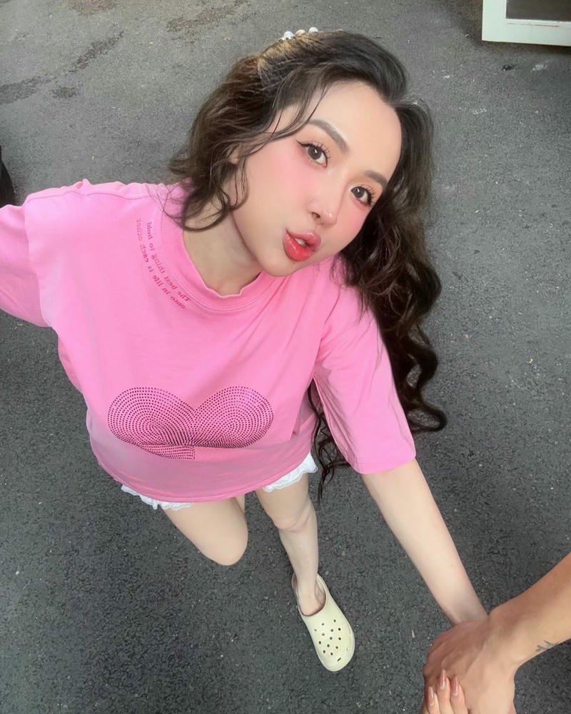 Hình Viên Vibi lộ hàng ánh sáng tự nhiên hài hòa