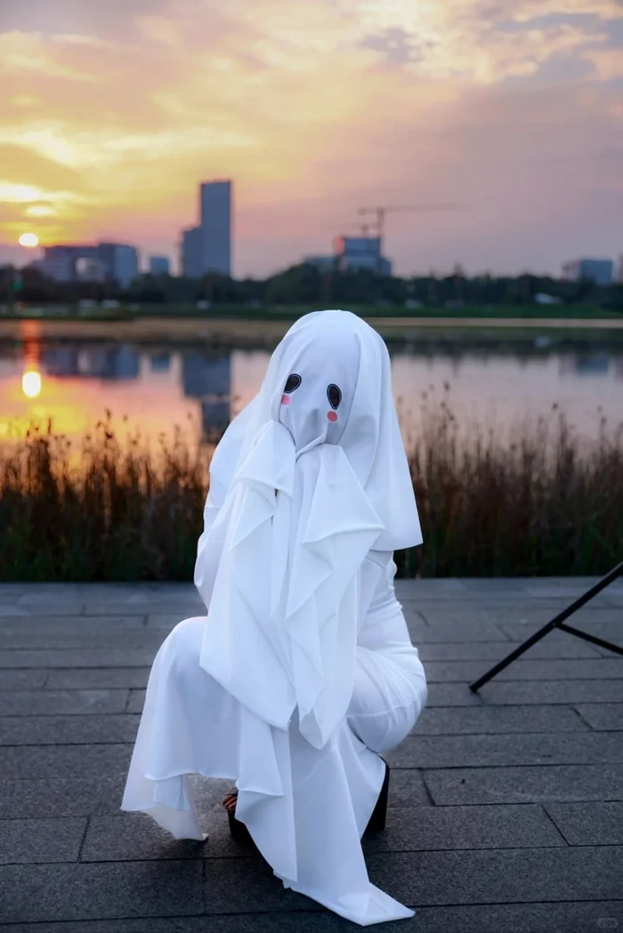 Hình cosplay ma nữ lộ hàng mông tròn khủng