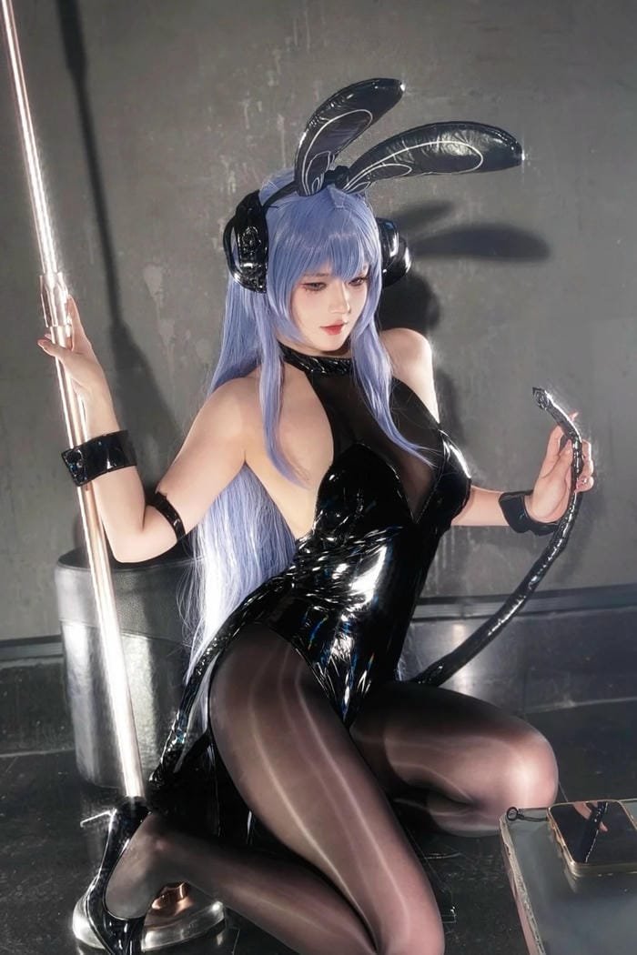 Hình cosplay thỏ thần thái lộng lẫy sang trọng