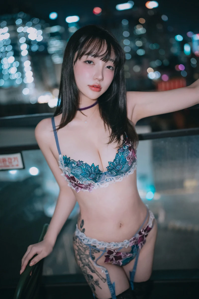 Hình khỏa thân bí ẩn gợi cảm